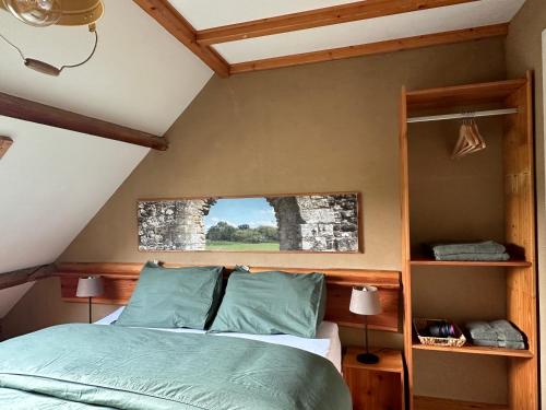 埃彭Landhuis Bovenste Bos的一间卧室设有一张床和一个窗口