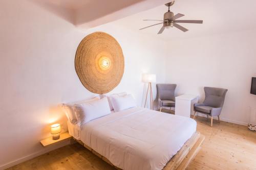 阿波罗尼亚SALT SUITES MILOS的一间卧室,配有一张天花板上装有篮子的床