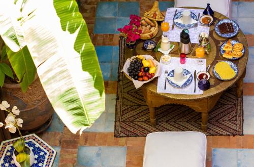 马拉喀什桑德斯摩洛哥传统庭院住宅的餐桌上的食物的上方景色