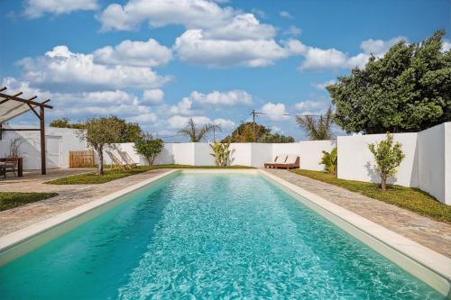 阿尔热祖尔Sunday Morning Guesthouse的一座房子后院的游泳池