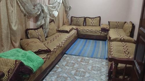 KetamaPanoramic ketama的客厅配有两张沙发和蓝色地毯。
