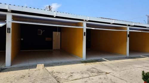 马瑙斯Pousada Ponta Negra的一座拥有黄色墙壁和门的房子