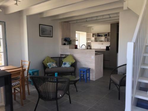 洛克马里亚Charmante maison à 200m de la plage, avec jardin, terrasse, et connexion Wi-Fi. - FR-1-418-91的一间带桌椅的客厅和一间厨房