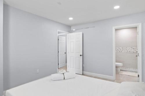 萨尼贝尔Upgraded Ground Floor Residence on Buttonwood Ln w Bikes的白色的浴室设有卫生间和镜子