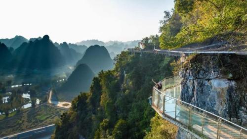 高平Trieu Hoan homestay的山景吊桥