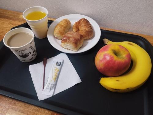 科洛尼亚-德尔萨克拉门托罗米酒店的盘子上放着苹果、香蕉和一盘食物