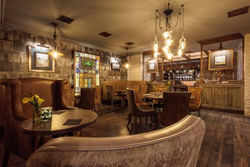 戈尔韦The Hardiman的一间带桌椅的餐厅和一间酒吧