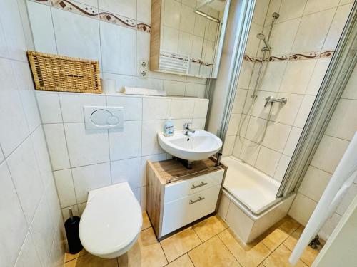 瓦尔内明德Appartement Feuerdorn的浴室配有卫生间、盥洗盆和淋浴。