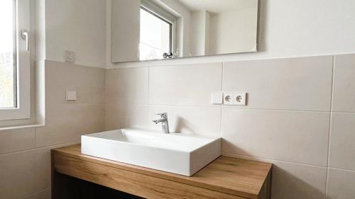 上施陶芬FeWo Hochsiedelblick, Oberstaufen/Wiedemannsdorf的浴室设有白色水槽和镜子