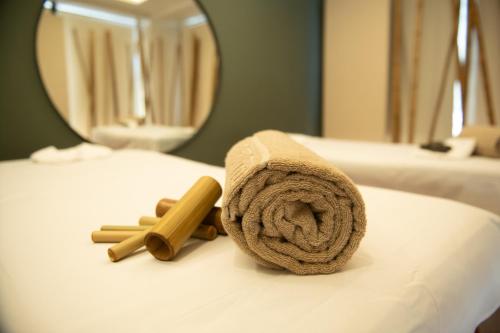 萨尔塔亚历桑德一世酒店的床上的毛巾
