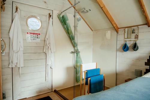 特镇L'Escale Zen - Tiny House (Jacuzzi/Sauna)的客房设有床和窗户。