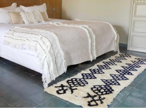 塔鲁丹特Oasis Urbaine - Cosy & Soleil的一张铺有地毯的白色床