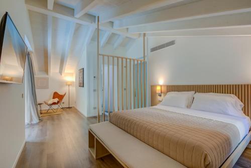 科莫Le Stanze del Lago Villa Seta的一间卧室配有一张大床和一把椅子