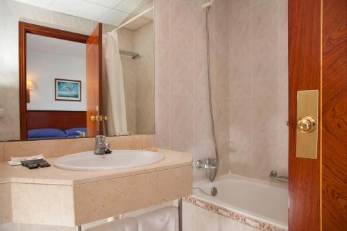 埃尔阿雷纳尔HSM Reina del Mar的一间带水槽和浴缸的浴室