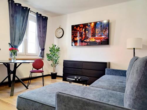 拉齐布日Apartament Nova的客厅配有沙发和桌子