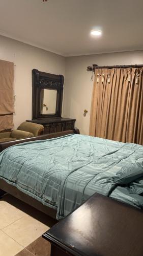Mīnāʼ al ‘Azīzīyahفيلا العزيزيه - الخبر的一间卧室配有一张大床和镜子