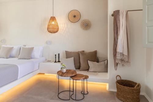 梅萨雷亚Frescoes Luxury Suites的白色的客房配有一张床和一张桌子