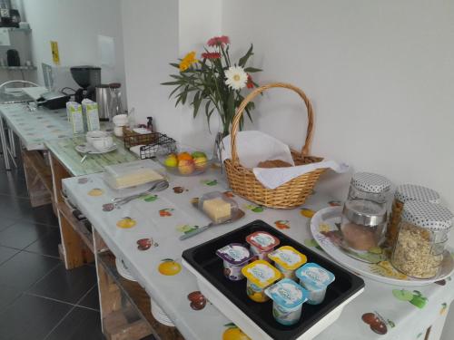 蓬塔德尔加达Change The World Hostels - Açores - Ponta Delgada的厨房里的桌子上放着食物