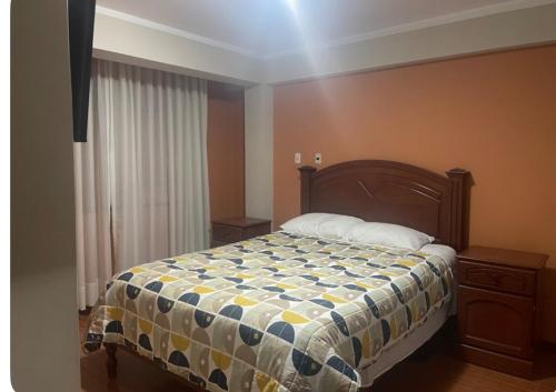 瓦拉斯Casa en la ciudad的一间卧室配有床,床上装有被子