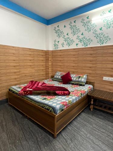 卡索尔Chojh Inn Guest House的卧室配有一张床