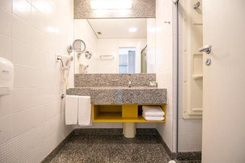 贝洛奥里藏特Bourbon Belo Horizonte Savassi的一间带水槽和镜子的浴室