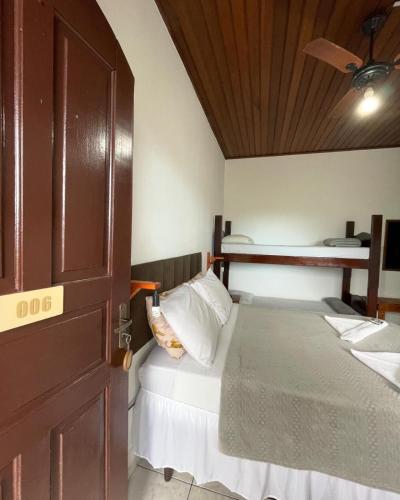 帕拉蒂CHILL INN HOSTEL & POUSADA CENTRO的一间卧室配有一张床和一扇木门