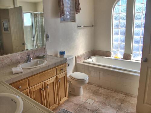 坎布里亚555 Lancaster St.的浴室配有盥洗盆、卫生间和浴缸。