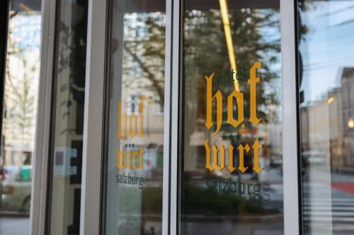 萨尔茨堡萨尔茨堡霍夫维特老城区酒店的两个玻璃门的闭合,上面有标志
