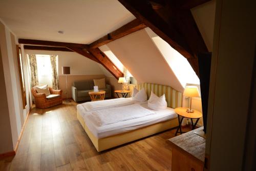 布滕汉姆施洛斯布滕汉姆兰德酒店的阁楼上的卧室配有一张大床