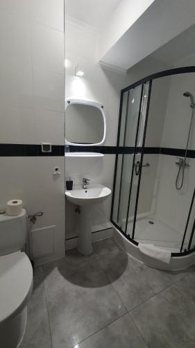 什切青巴慈科酒店的带淋浴、盥洗盆和卫生间的浴室