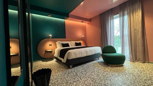 诺拉NOLA BOUTIQUE HOTEL - self check-的一间卧室配有一张床、一把椅子和镜子