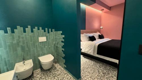 诺拉NOLA BOUTIQUE HOTEL - self check-的浴室设有床、卫生间和水槽。