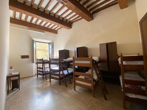 科尔托纳Ostello San Marco Cortona的一间用餐室,在房间内配有桌椅