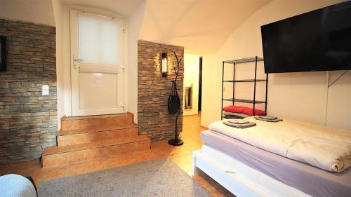 维尔茨堡fully equipped apartment near main station的一间卧室配有一张床,墙上配有电视