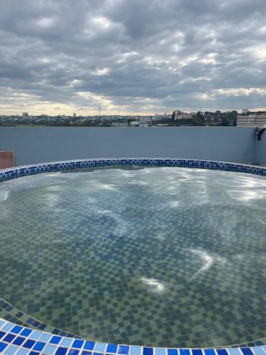波来古市SAIGON - PLEIKU HOTEL的享有水景的游泳池