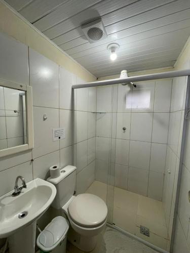 帕拉蒂CHILL INN HOSTEL & POUSADA CENTRO的浴室配有卫生间、盥洗盆和淋浴。