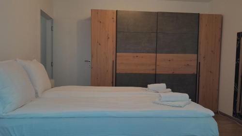 大格拉迪什泰Spa Koncept-Apartmani的床上有两条毛巾