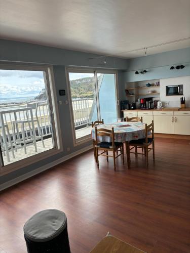 克罗宗L'Imprenable vue mer的厨房以及带桌椅的用餐室。
