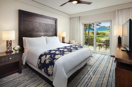 利胡埃Marriott's Kauai Lagoons - Kalanipu'u的一间带大床的卧室和一个阳台
