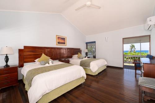 拉纳韦贝Villa Turrasann的酒店客房设有两张床和一个阳台。