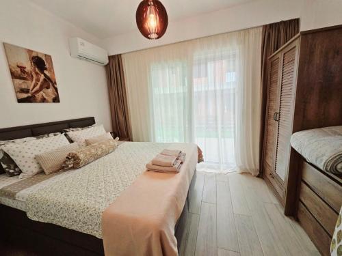 斯卡拉拉乔伊Sol Greco Apartment的一间卧室设有一张床和一个大窗户