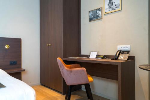 科特赖克商业公园酒店 - 附楼的酒店客房配有带电话的书桌