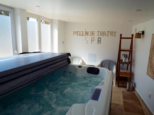 阿维尼翁Appartement d'une chambre avec piscine partagee jacuzzi et jardin clos a Avignon的一间卧室,在房间内设有一个大型游泳池