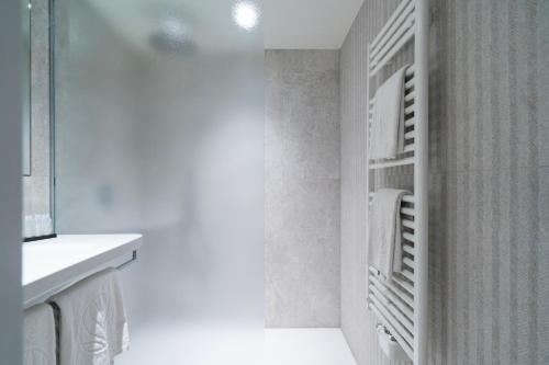 科特赖克商业公园酒店 - 附楼的白色的浴室设有水槽和冰箱。