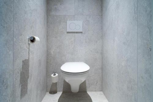 科特赖克商业公园酒店 - 附楼的一间位于客房内的白色卫生间的浴室