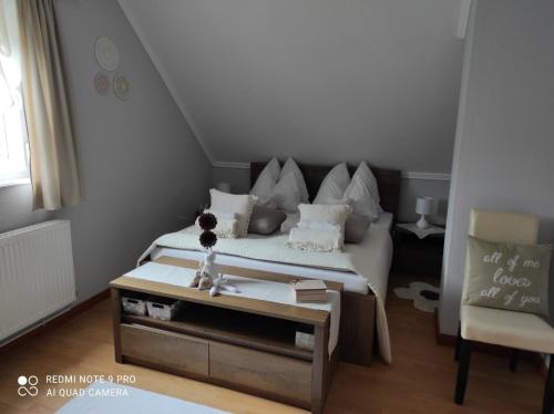 ErdőhorvátiPusztavár-Lak的一间小卧室,配有一张床和一张桌子
