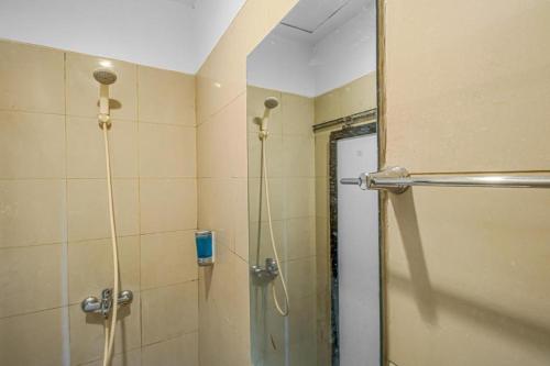 SiantanHOUSE MUSE的带淋浴的浴室和玻璃门