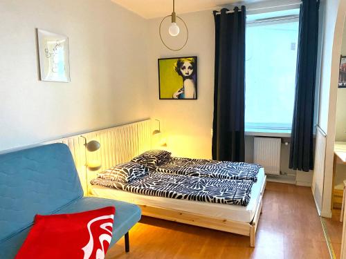 赫尔辛基Small home in Kamppi的一间卧室设有一张床和一个窗口