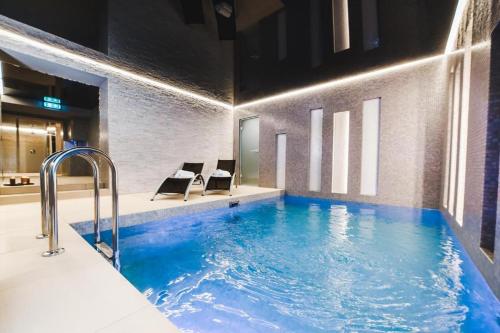 奥普尔Hotel Weneda的带浴缸的浴室和游泳池