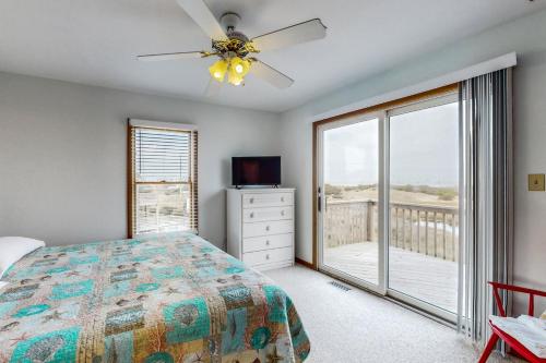 罗丹特Endless Views的一间卧室配有一张床、一台电视和一个阳台